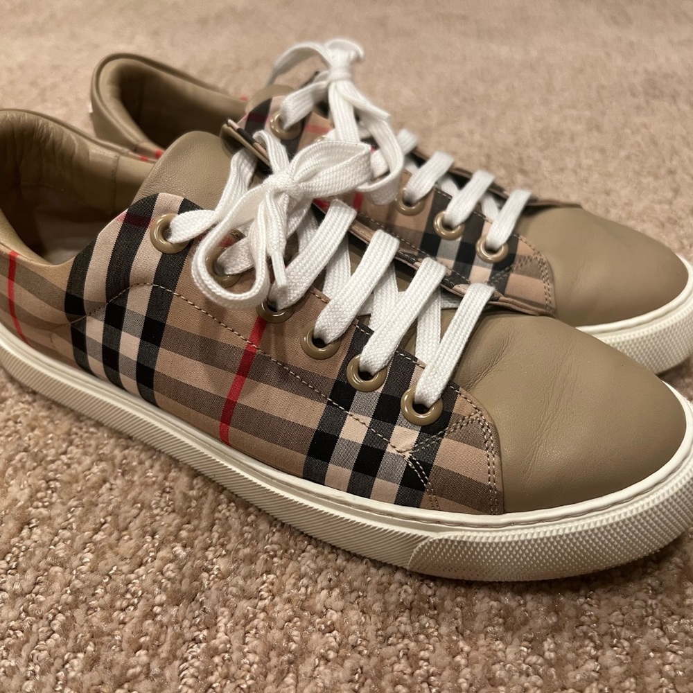 BURBERRY LOW TOP SNEAKERS